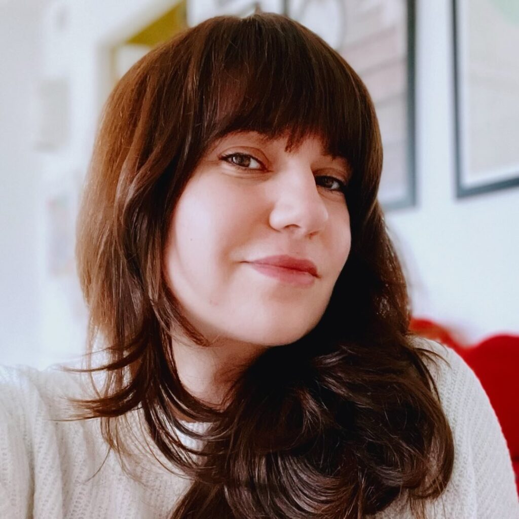 Portrait de Lola Faroux, scénariste et créatrice sur Instagram, souriante avec un fond lumineux et décontracté.